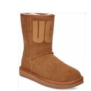 UGG – CLASSIC SHORT UGG RUBBER LOGO BOOT